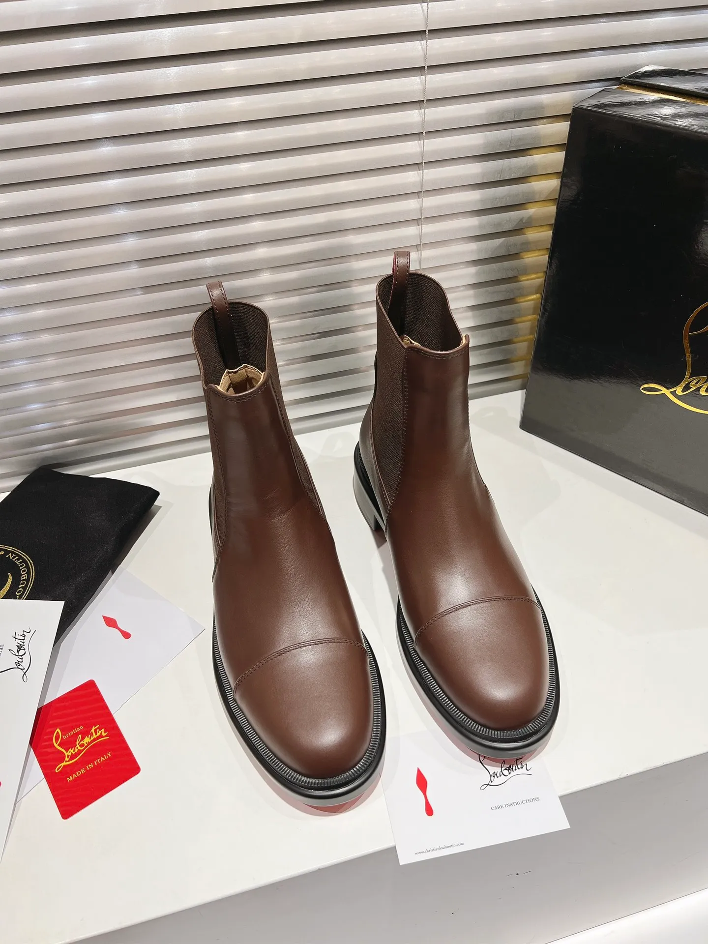 👟👟Ex-factory price 800👟👟 ╔Chelsea black nude boots╗ ·Top version customization·2024𝐬𝐬 Urbino Chelsea ankle boots are charming with smooth lines. The boots are made of black calfskin and feature a tonal rubber sole with the signature Maison Christian Louboutin Loubi red. This urban style features a heel tab and elastic side panels making it easy to put on 𝑪𝒉𝒓𝒊𝒔𝒕𝒊𝒂𝒏 𝑳𝒐𝒖𝒃𝒐𝒖𝒕𝒊𝒏 ▪️No matter the last shape, fabric, diamonds, nails, lining, outsole, they are all as close to ZP as possible... ▪️The original sole is specially provided by the original factory ▪️The lining is imported water-dyed cowhide ▪️Private customization time is about 3-7 days —————— Size: Men's 39M-47M